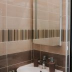 Раковина и зеркало с подсветкой