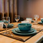 Столовые приборы и посуда для каждого гостя