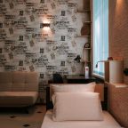 Рабочий стол с настольной лампой