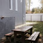 Барбекю зона включает в себя мангал и стол с двумя лавочками