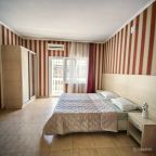 Апартаменты (Апартаменты в центре Лоо), Гостевой дом У Сабрины