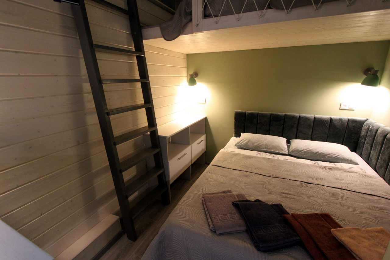 Трёхместный и более (Апартаменты - студия с двуспальной кроватью и двумя антресолями) гостевого дома Бамбуковая Роща, Сочи