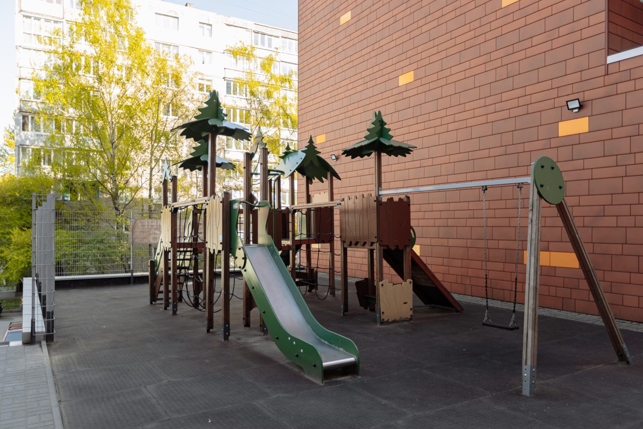 Детская площадка, 2 комнатные стильные апартаменты у музея Янтаря и Верхнего озера