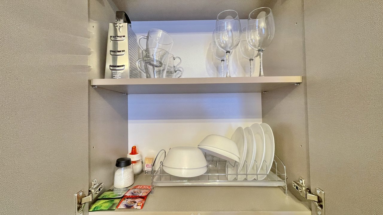 Посуда и бокалы для вина