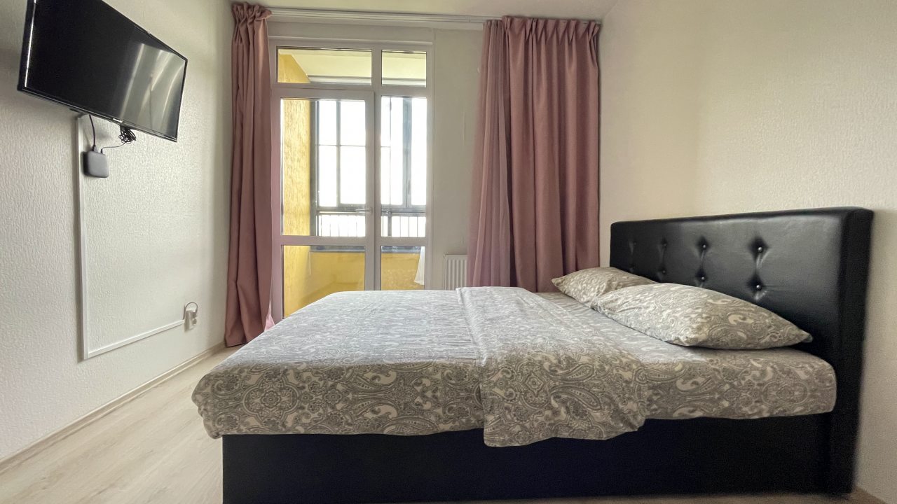 Удобная кровать и ТВ