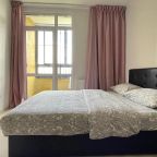 Удобная кровать и ТВ