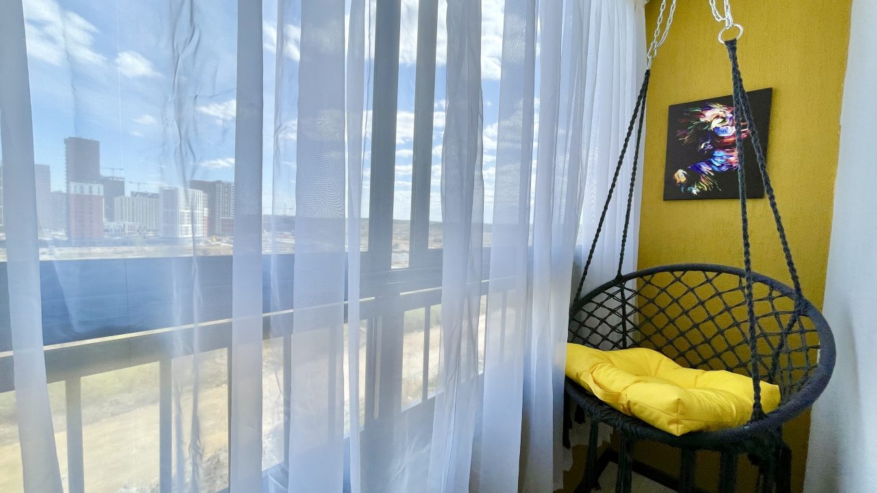 Уютный балкон с качелью