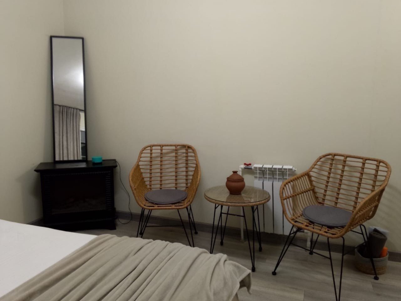 Гостиная-спальня, кухня, санузел с душевой, терраса.