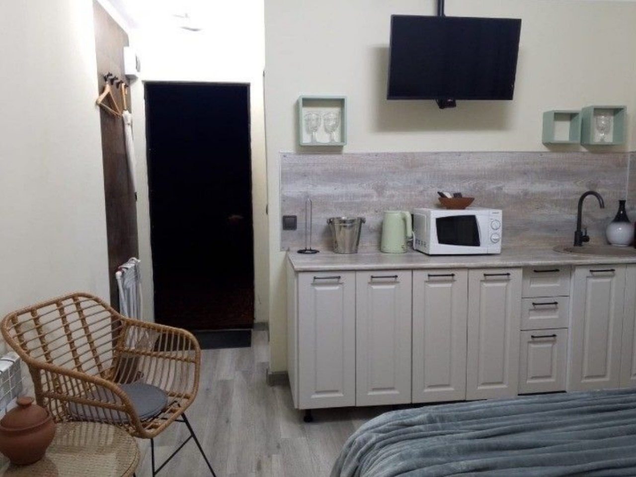 Кухня: 
Раковина
Мини холодильник
Индукционная плита