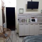 Кухня: 
Раковина
Мини холодильник
Индукционная плита