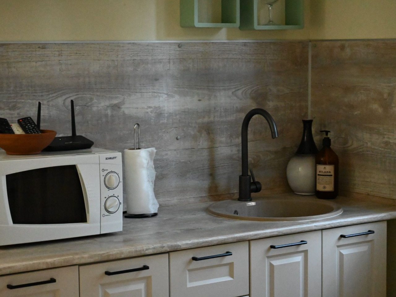 Кухня: 
Чайник
Посуда, столовые приборы
Бокалы, стаканы