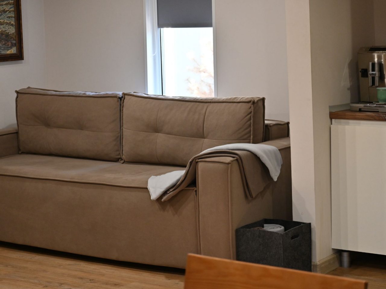 Спальня, гостиная, кухня, санузел с душевой, веранда.