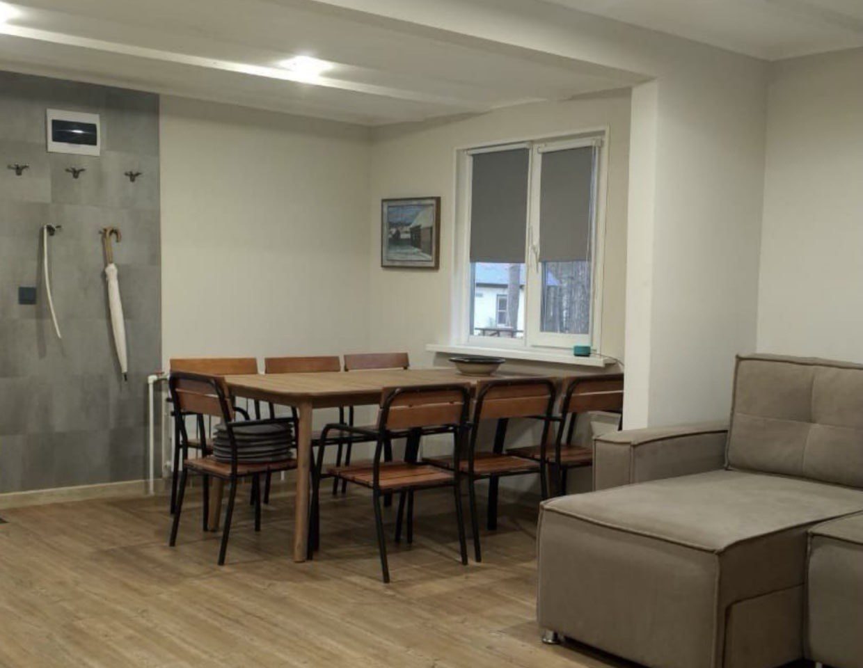 Большой стол (восьмиместный) 
Жалюзи блэкаут