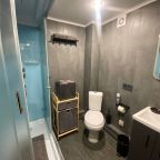 Санузел с душевой:
Душ
Туалет
Раковина