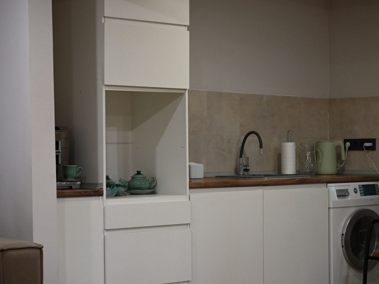 Кухня: 
Кофемашина
Раковина
Холодильник