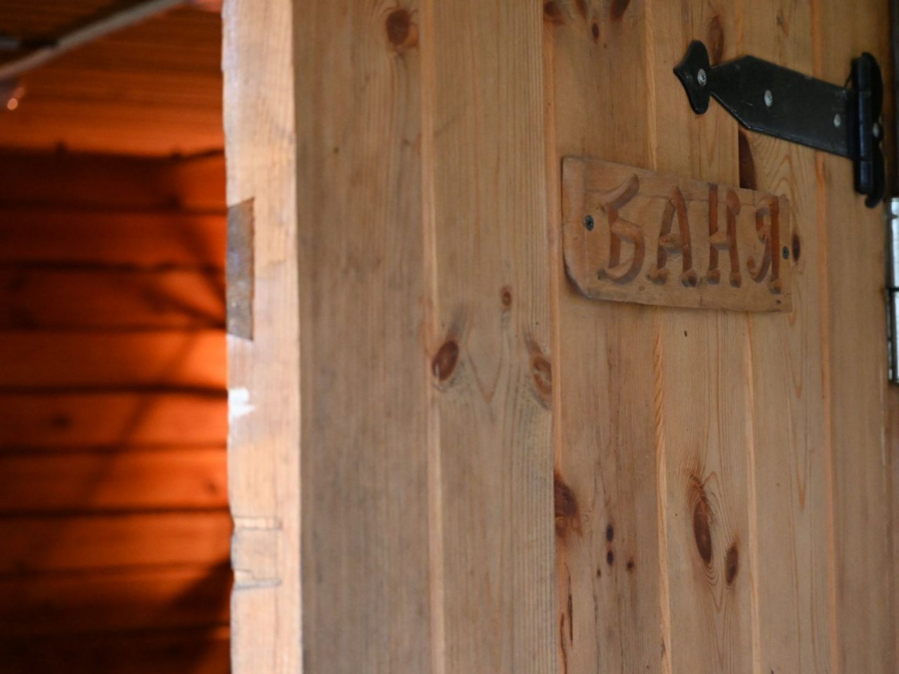 Возведенная из натурального дерева баня долго хранит тепло.