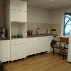 Современная, укомплектованная кухня., База отдыха Дух Тайги