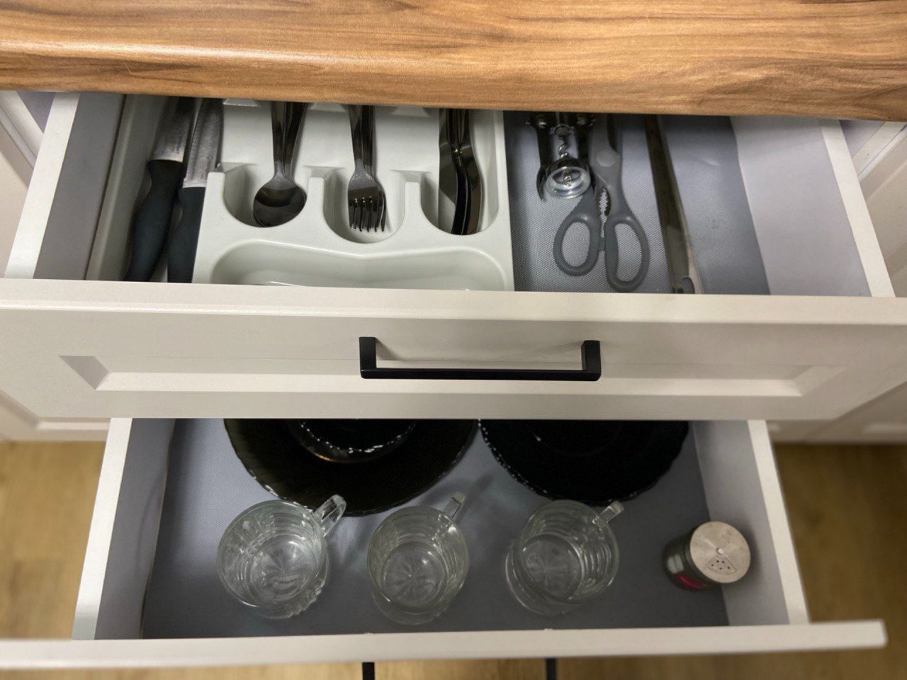 Современная, укомплектованная кухня., База отдыха Дух Тайги