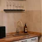 Современная, укомплектованная кухня., База отдыха Дух Тайги