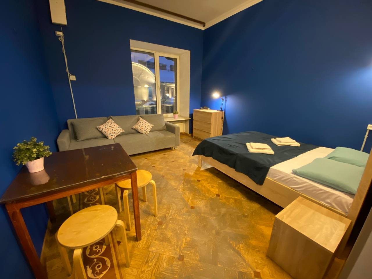 Трёхместный и более (Улучшенный 2-х местный номер с двуспальной кроватью и раскладным диваном) хостела Cuba Hostel PS, Санкт-Петербург