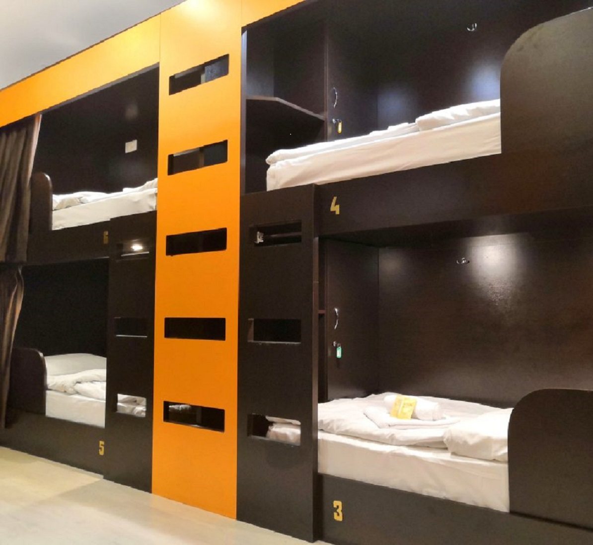 Двенадцатиместный (Orange - Нижнее спальное место в общей комнате для мужчин и женщин), Хостел Mariel