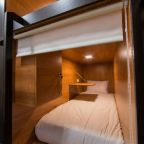 Восьмиместный (Brown capsules - Верхнее спальное место в общей комнате для мужчин и женщин), Хостел Mariel