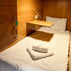 Восьмиместный (Brown capsules - Нижнее спальное место в общей комнате для мужчин и женщин), Хостел Mariel