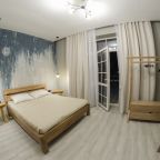 двухспальная кровать в номере с балконом