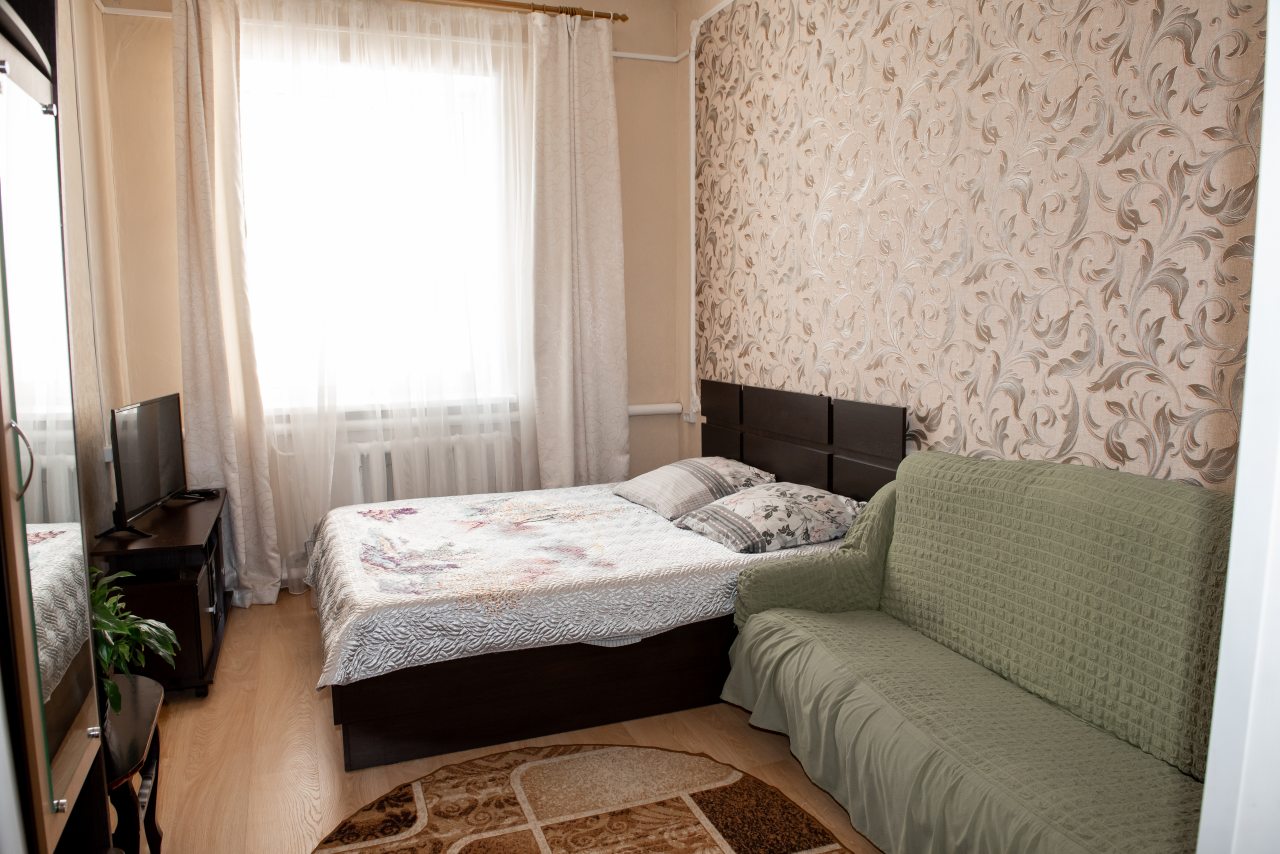 Трёхместный и более (Улучшенный с большой кроватью № 2) гостевого дома Домашний очаг, Байкальск