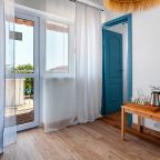 Люкс (Двухкомнатный люкс с террасой и видом на море), Petra Garden Beach Hotel