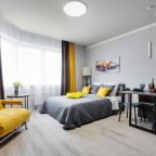 Трёхместный и более (Солнечная студия RELAX 62  на проспекте Королева), Апартаменты Яркие студии на набережной Карповки