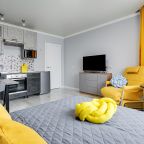 Трёхместный и более (Солнечная студия RELAX 62  на проспекте Королева), Апартаменты Яркие студии на набережной Карповки