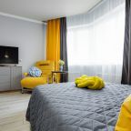 Трёхместный и более (Солнечная студия RELAX 62  на проспекте Королева), Апартаменты Яркие студии на набережной Карповки