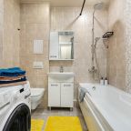 Трёхместный и более (Солнечная студия RELAX 62  на проспекте Королева), Апартаменты Яркие студии на набережной Карповки