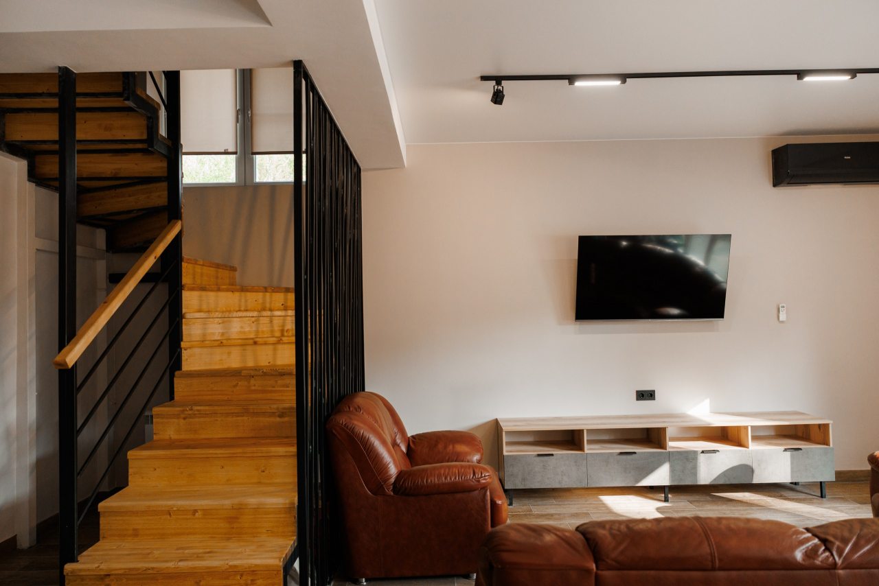 Лестница, ТВ тумба