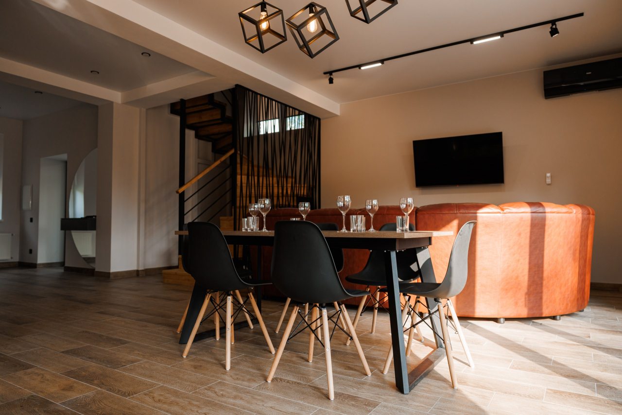 Стол обеденный. Стулья. Зеркало. Консоль.