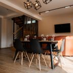 Стол обеденный. Стулья. Зеркало. Консоль.