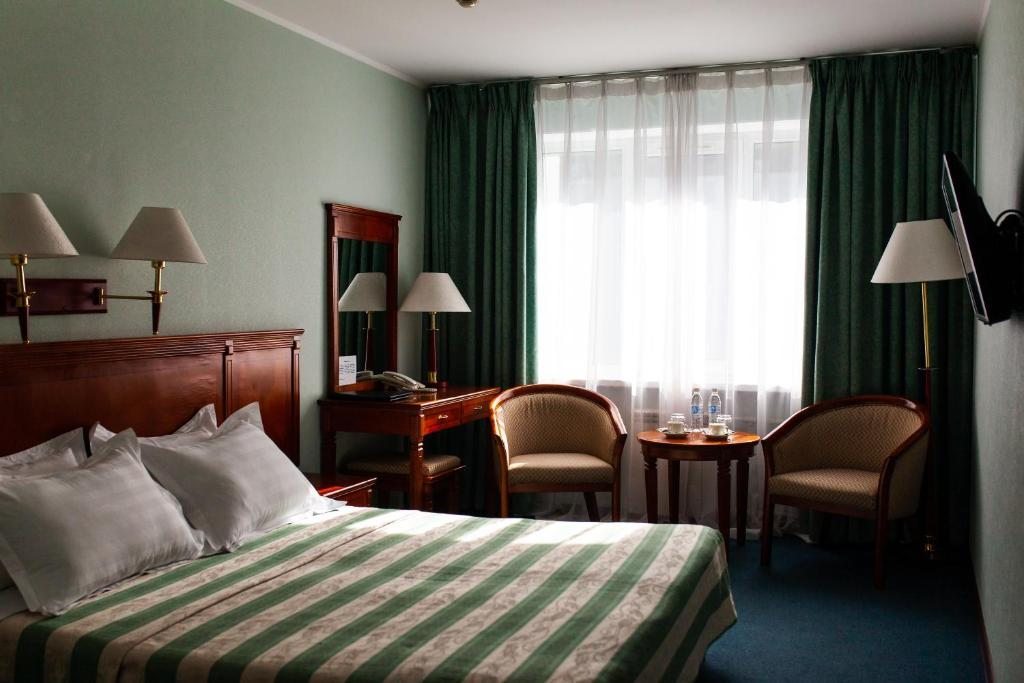 Двухместный (Улучшенный двухместный номер с 1 кроватью) гостиницы Славянская, Владивосток