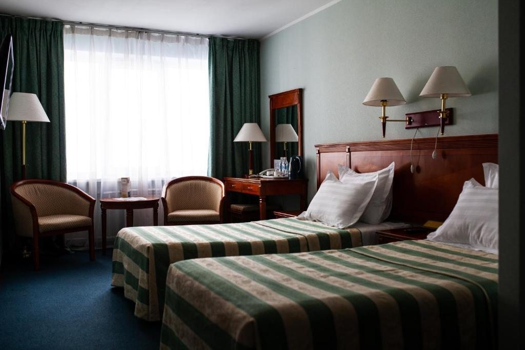 Двухместный (Улучшенный двухместный номер с 2 отдельными кроватями) гостиницы Славянская, Владивосток