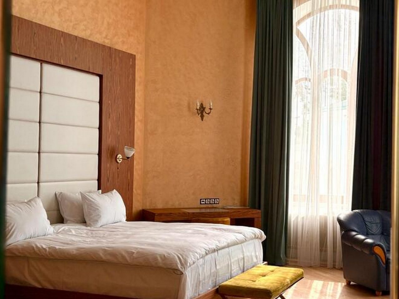 Полулюкс (HERMES), Отель Malakhovka palace