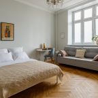 Уютная спальня в московской квартире посуточно оснащена удобной красивой мебелью и кроватью с жестким ортопедическим матрасом