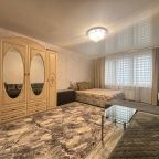 Спальня. Есть кровать и двуспальный диван