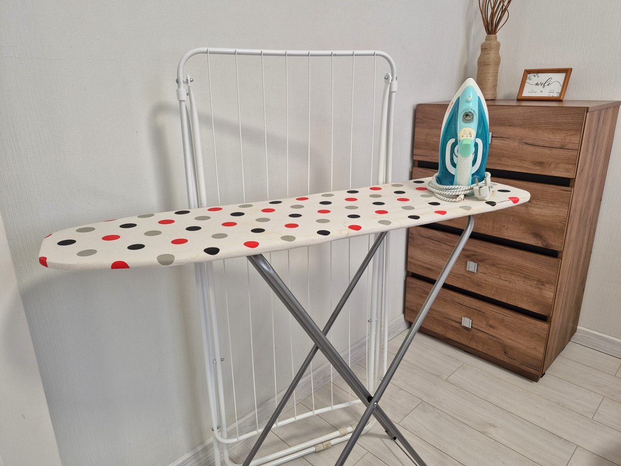 Утюг, гладильная доска, сушилка