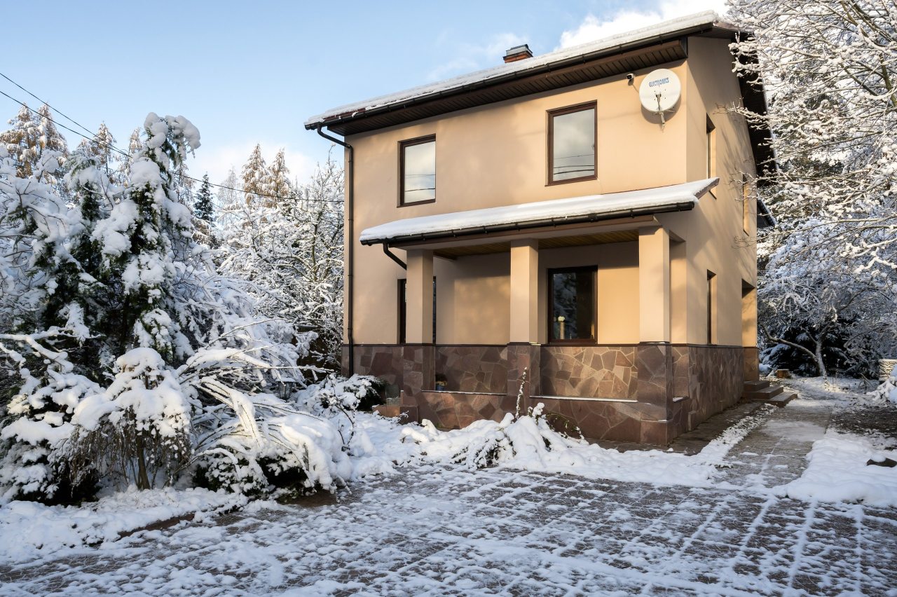 Территория около дома