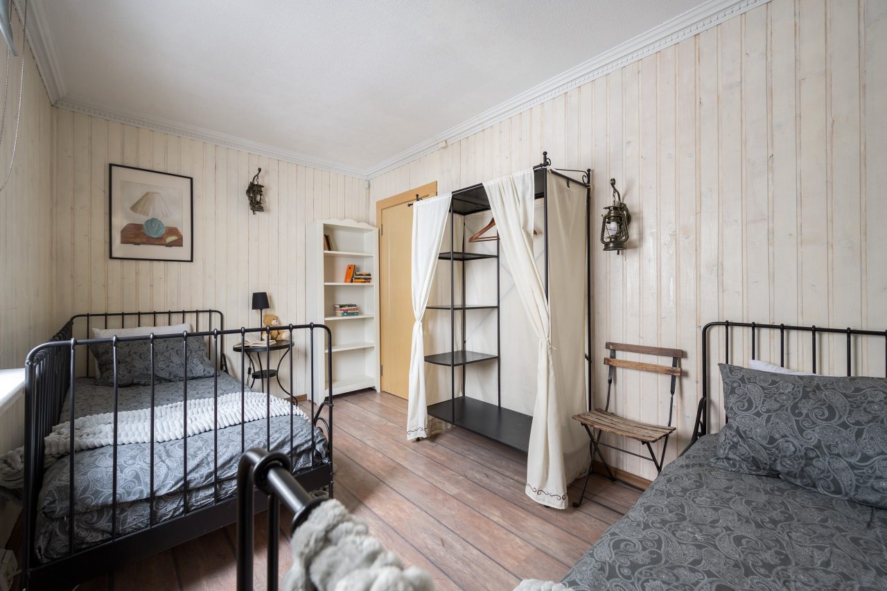 Детская кроватка, Коттедж С 4 спальнями и баней у озера Петровское