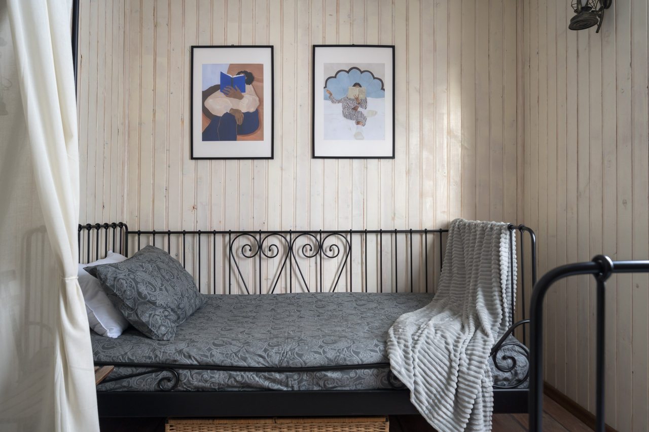 Детская кроватка, Коттедж С 4 спальнями и баней у озера Петровское