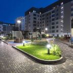 Закрытый двор оборудованный детскими площадками