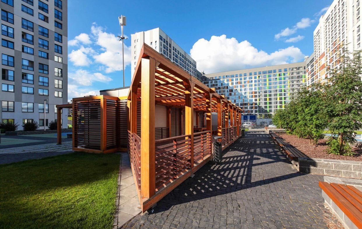 Закрытый двор оборудованный детскими площадками