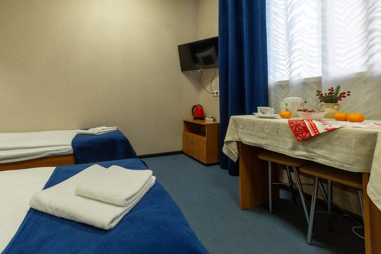 Трёхместный и более, Отель ОТО