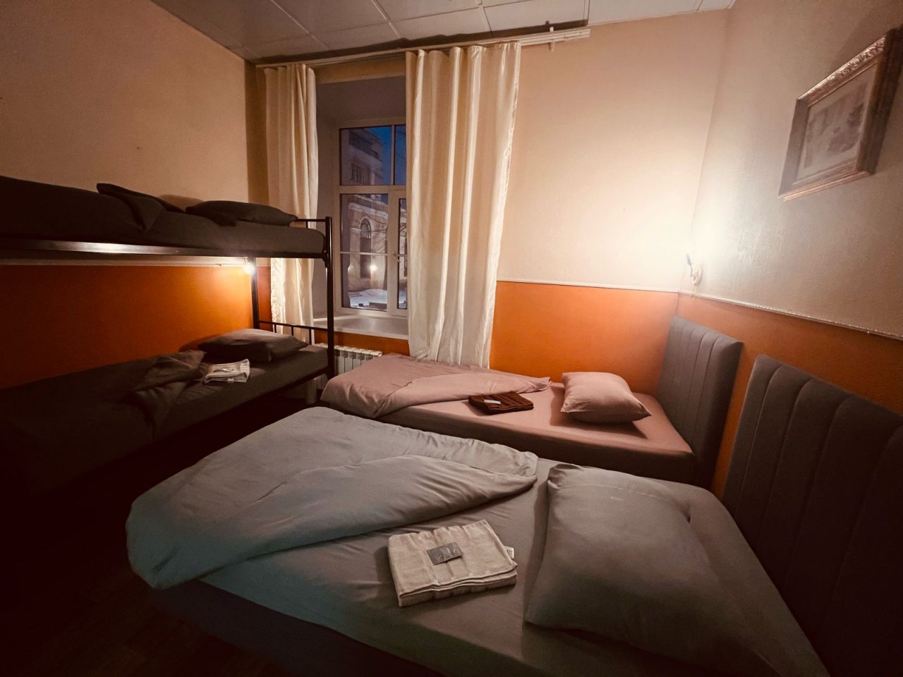 Трёхместный и более (Семейный с одной большой двуспальной кроватью и одной двухъярусной. Видовой) мини-отеля Типичный Питер на Итальянской, Санкт-Петербург